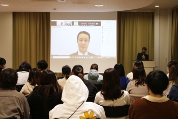 (写真2)国際協力局開発協力総括課 岩瀬景太課長補佐の講義のライブ配信の様子
