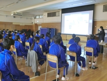 (写真1)ODA出前講座の講義を受ける東京都府中市立府中第八中学校の生徒さんの様子