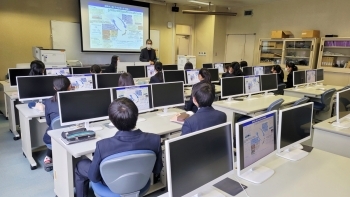 (写真1)小石川中等教育学校にて国際協力局政策課永澤浩之広報班長がODA出前講座を行っている様子