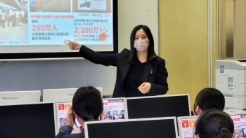 (写真2)小石川中等教育学校にて国際協力局政策課石原芙美香外務事務官がODA出前講座を行っている様子