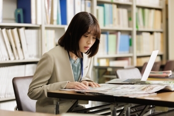 (写真1)会議に向けて調べ物をするみづき