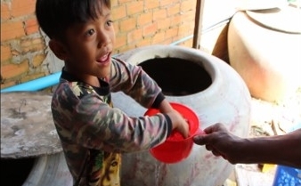 Photo of a child in a shop selling coffee in Phnom Penh