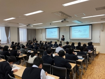 (写真1)関西大学中等部にて国際協力局開発協力総括課の御所園雅子経済協力専門員がODA出前講座を実施している様子