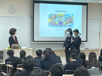 (写真2)国際協力局開発協力総括課の御所園雅子経済協力専門員に生徒が質問をしている様子