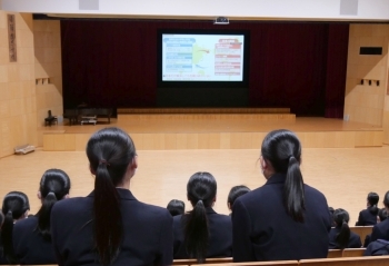 (写真1)正面のモニターを見ている中村学園女子高等学校の生徒さんの様子