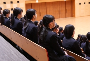 (写真2)正面のモニターを見ている中村学園女子高等学校の生徒さんの横からの様子