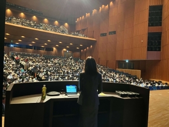 壇上後ろから出席者を写した様子
