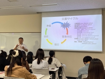 国際協力局緊急・人道支援課の児玉光也課長補佐が講義する様子