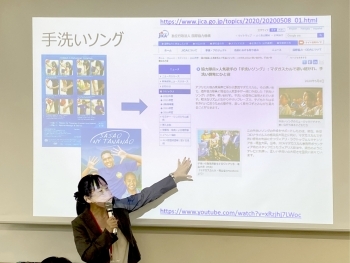 国際協力局国際保健戦略官室の市野紗登美主査がスクリーン画面を使って講義する様子