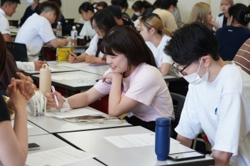 羽衣国際大学での講座で学生がメモを取っている様子