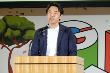 穂坂泰外務大臣政務官の発言の様子