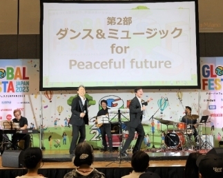 ダンス中の川平氏とHideboH氏