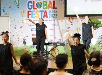 ジュビリーダンスクルーの子供達によるダンス披露中の様子