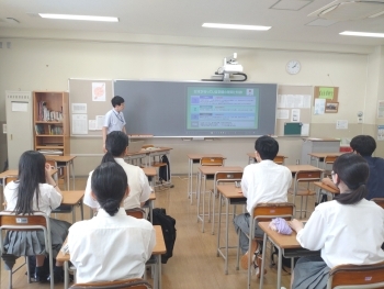国際協力局国別開発協力第3課の丸森隆史首席事務官が行うODA出前講座を受けている東洋高等学校の生徒さんたちの様子