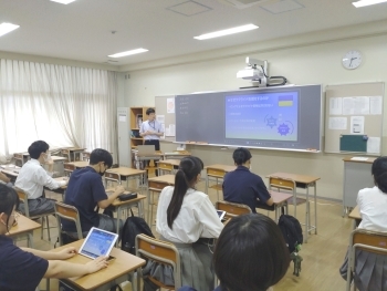 東洋高等学校にて国際協力局国別開発協力第3課の丸森隆史首席事務官がODA出前講座を行っている様子