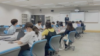 講義を行う国際協力局の北村俊博審議官と中央大学の生徒さんの様子