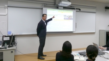 モニターの内容を講義する国際協力局の北村俊博審議官