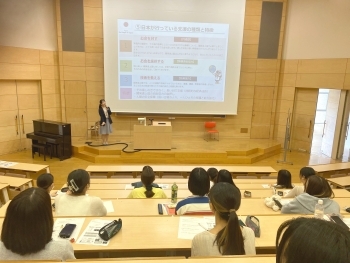 鎌倉女子大学にて市野紗登美主査が講義をする様子(遠景)
