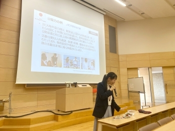 鎌倉女子大学にて市野紗登美主査が講義をする様子(近景)