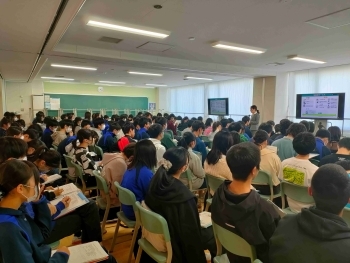 ODA出前講座の講義を受ける市立札幌開成中等教育学校の生徒さんの様子