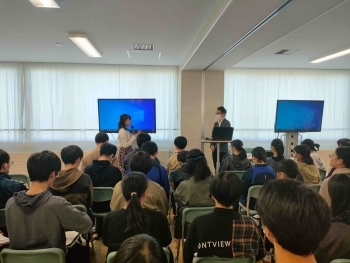 国際協力局政策課の永澤浩之広報班長と同局地球環境課藤本真美上席専門官が講義している様子