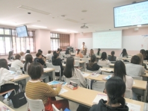 講義を受けている聖徳大学の生徒さんの様子