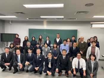黒板の前で記念写真を撮る国際協力局政策課の永澤浩之広報班長と、栃木県高等学校教育研究会の皆さん