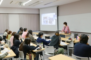 関西外国語大学短期大学部にて国際協力局政策課の永澤浩之広報班長がODA出前講座を行っている様子