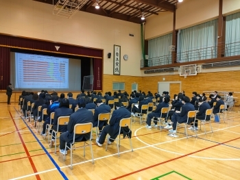 体育館でODA出前講座のモニターを見ている 白糠高等学校の生徒さんの様子