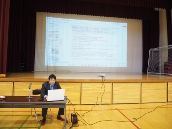 白糠高等学校にて国際協力局の日下部英紀審議官がODA出前講座を行っている様子