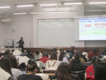 モニターを見ながら講義を受ける津田塾大学の生徒さんの様子
