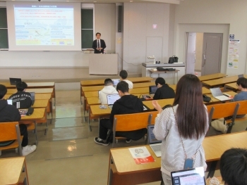 発言する中京大学の生徒さんの様子
