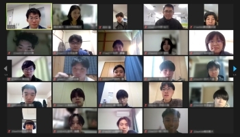 モニターに映し出された、追手門学院大学の生徒さんたちの様子