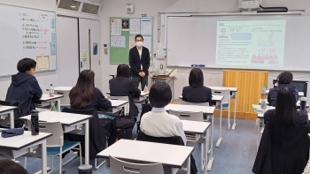 「日本の開発協力」をテーマとした講義を行う国際協力局政策課の永澤浩之広報班長と講義を受けている自由ヶ丘学園高等学校の生徒さんの様子