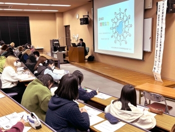 「日本の国際協力 農業分野と栄養分野を中心に」をテーマとした講義を行う国際協力局地球規模課題総括課の水口皓介課長補佐と東海学院大学の生徒さんの様子