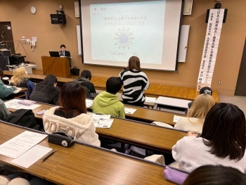 講義の内容について発言する東海学院大学の生徒さんの様子
