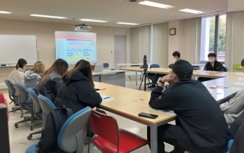 ライブ配信にて行なわれているスクリーンを見ている関西国際大学の生徒さんたちの様子