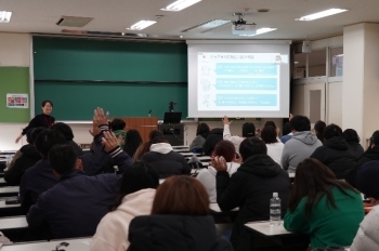 「日本の開発協力」をテーマとした講義をライブ配信にて行う国際協力局政策課の永澤浩之広報班長と講義を受ける羽衣国際大学の生徒さんの様子
