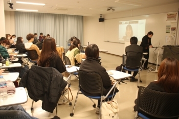 熊本大学の学生がオンラインで講座を受ける様子。