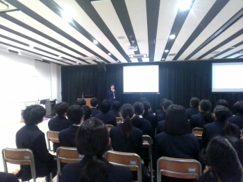 教室前方に向かって講座を受ける生徒らの様子。