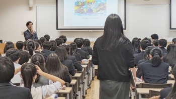 生徒の一人から質問を受ける川崎講師の様子。