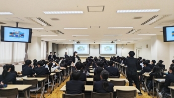 教室前方に向かって座り、講座を受ける生徒らの様子。