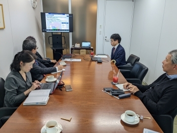 海外インフラ研究協会の皆さんに向けてお話をする時田講師の様子。