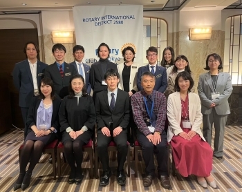 講座終了後に講師と会員の皆様が集合し撮影する様子。