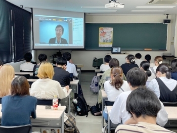 ライブ配信でのODA出前講座に参加する徳島大学の学生たち。