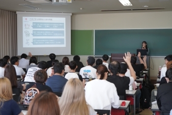 羽衣国際大学の学生が教室内で講座を受ける様子。