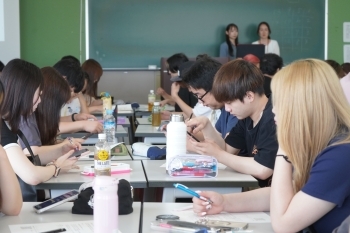 学生同士で話し合いを行い、発表する様子。