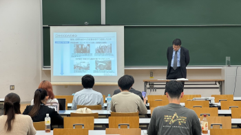 日下部講師が日本のODAの歩みを紹介する様子。
