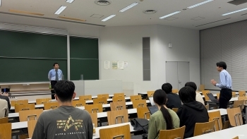 参加学生との質疑応答を行う様子。