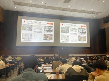 千里山キャンパスのBIGホール100で講座に参加する学生たち。